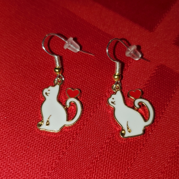 White cat with heart Valentine's Day dangle earrings - Picture 2 of 2
